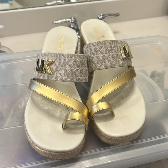 Michael kors heeled gold and white shoes women’s size 7 - Picture 2 of 2